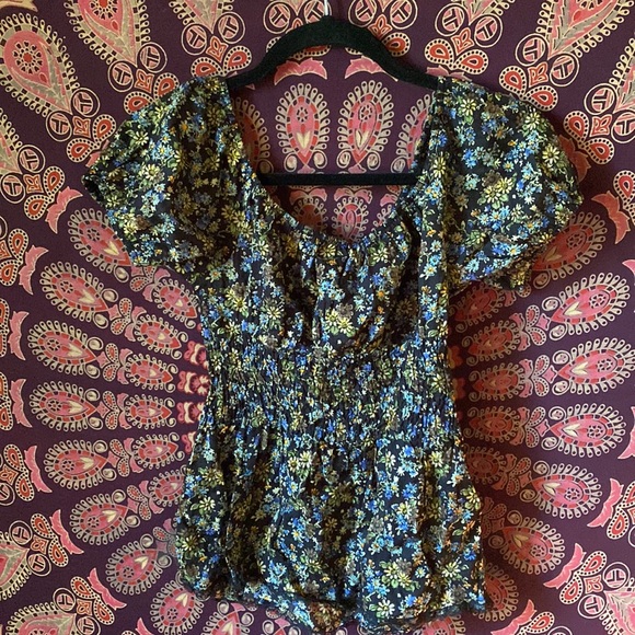 short sleeve flower blouse in a small size - Picture 2 of 4